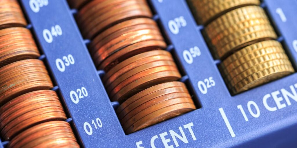 دليل شامل لاختيار ماكينة عد النقود المناسبة بين السعر والجودة